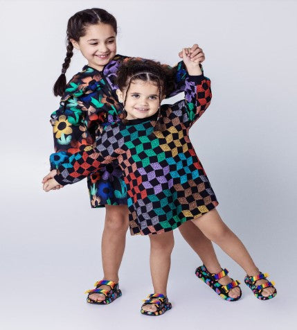 Sandália papete infantil Mini Melissa Mix Baby na cor preto com detalhes multicoloridos. Feita em Melflex, leve, confortável e com fechamento ajustável. Ideal para os primeiros passos, oferecendo segurança, estilo e praticidade no dia a dia das crianças."

Palavra-chave principal: Mini Melissa Mix Baby
Palavras-chave relacionadas: papete infantil, preto multicolorido, Melflex, sandália baby, conforto, primeiros passos, calçado infantil seguro.