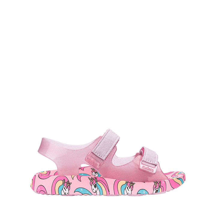 Sandália infantil Mini Melissa Mix com acabamento estampado divertido, destacando detalhes alegres e vibrantes. Feita em material Melflex, é leve e confortável, com solado plataforma adaptado para crianças. Tem fechamento prático, garantindo facilidade ao calçar e segurança no uso diário. Visual moderno e estiloso, ideal para pequenas cheias de personalidade que gostam de brincar com muito conforto.