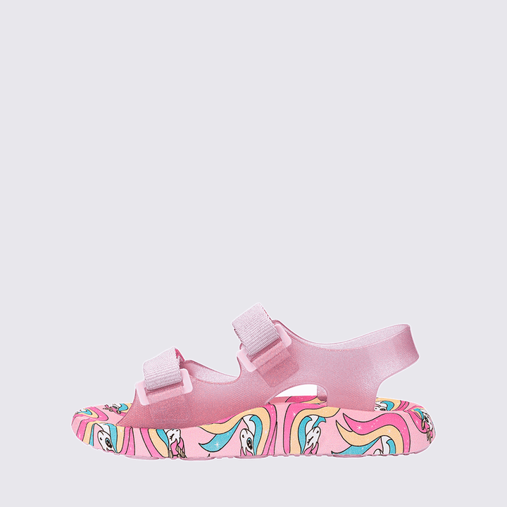 Sandália infantil Mini Melissa Mix com acabamento estampado divertido, destacando detalhes alegres e vibrantes. Feita em material Melflex, é leve e confortável, com solado plataforma adaptado para crianças. Tem fechamento prático, garantindo facilidade ao calçar e segurança no uso diário. Visual moderno e estiloso, ideal para pequenas cheias de personalidade que gostam de brincar com muito conforto.