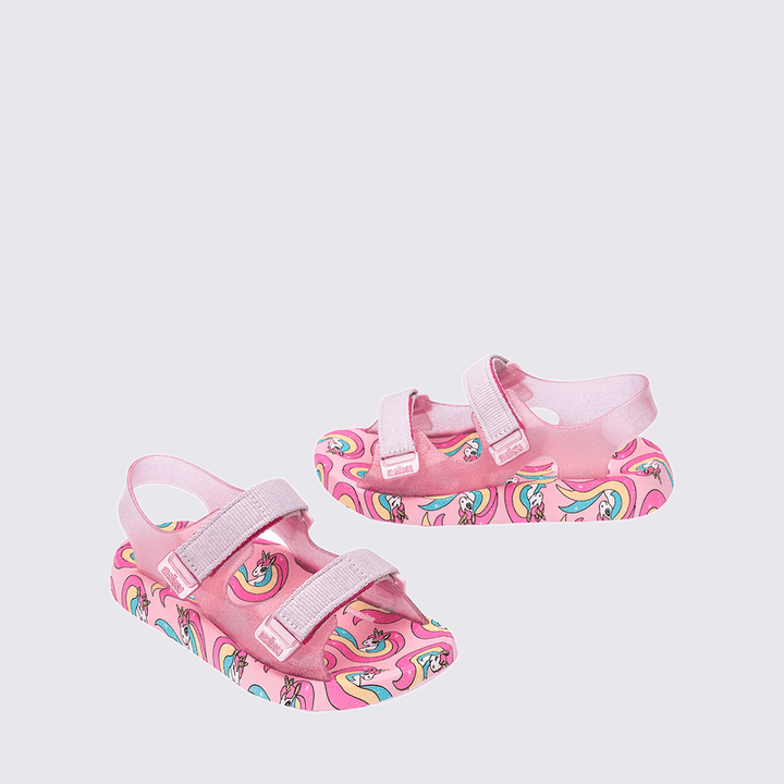 Sandália infantil Mini Melissa Mix com acabamento estampado divertido, destacando detalhes alegres e vibrantes. Feita em material Melflex, é leve e confortável, com solado plataforma adaptado para crianças. Tem fechamento prático, garantindo facilidade ao calçar e segurança no uso diário. Visual moderno e estiloso, ideal para pequenas cheias de personalidade que gostam de brincar com muito conforto.