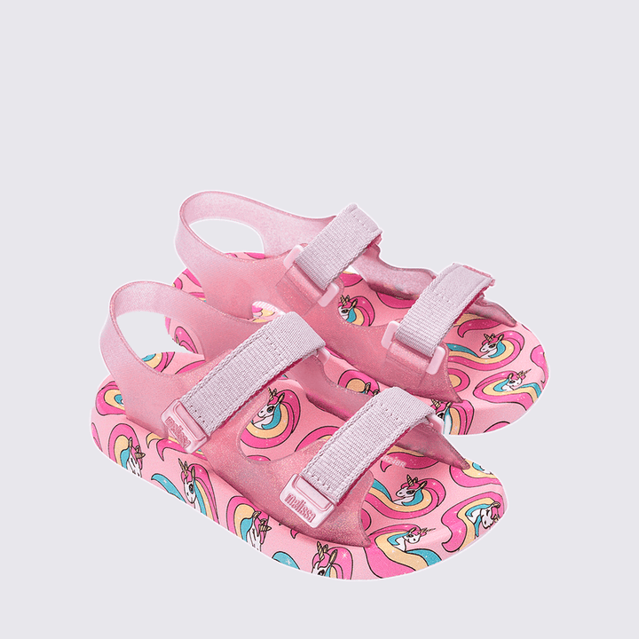 Sandália infantil Mini Melissa Mix com acabamento estampado divertido, destacando detalhes alegres e vibrantes. Feita em material Melflex, é leve e confortável, com solado plataforma adaptado para crianças. Tem fechamento prático, garantindo facilidade ao calçar e segurança no uso diário. Visual moderno e estiloso, ideal para pequenas cheias de personalidade que gostam de brincar com muito conforto.