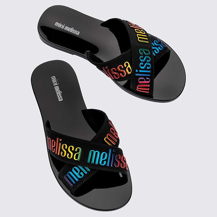 Sandália infantil Mini Melissa Mix com acabamento translúcido e aplicação de glitter por toda a superfície, garantindo um visual alegre e delicado. Feita em material Melflex, é leve e macia, com solado plataforma adaptado para crianças. Possui fechamento prático e seguro, facilitando o calce no dia a dia. Perfeita para as pequenas que adoram brilho e conforto nas brincadeiras e passeios.