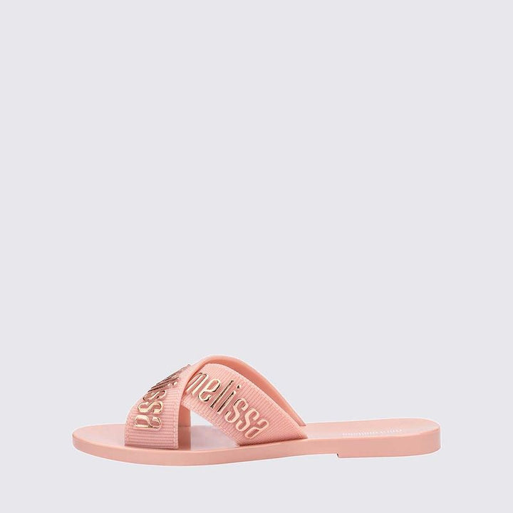 Sandália infantil Mini Melissa Mix com acabamento translúcido e muito brilho, repleta de detalhes em glitter por toda a superfície. Produzida em material Melflex, é leve, macia e confortável. Possui solado plataforma adaptado para crianças e fechamento prático ajustável. Ideal para as pequenas fashionistas que adoram arrasar com muito estilo, diversão e conforto no dia a dia.