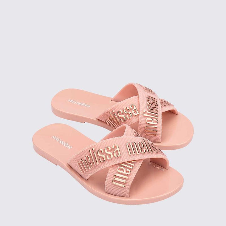 Sandália infantil Mini Melissa Mix com acabamento translúcido e muito brilho, repleta de detalhes em glitter por toda a superfície. Produzida em material Melflex, é leve, macia e confortável. Possui solado plataforma adaptado para crianças e fechamento prático ajustável. Ideal para as pequenas fashionistas que adoram arrasar com muito estilo, diversão e conforto no dia a dia.