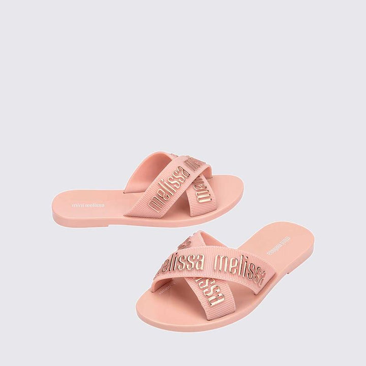 Sandália infantil Mini Melissa Mix com acabamento translúcido e muito brilho, repleta de detalhes em glitter por toda a superfície. Produzida em material Melflex, é leve, macia e confortável. Possui solado plataforma adaptado para crianças e fechamento prático ajustável. Ideal para as pequenas fashionistas que adoram arrasar com muito estilo, diversão e conforto no dia a dia.