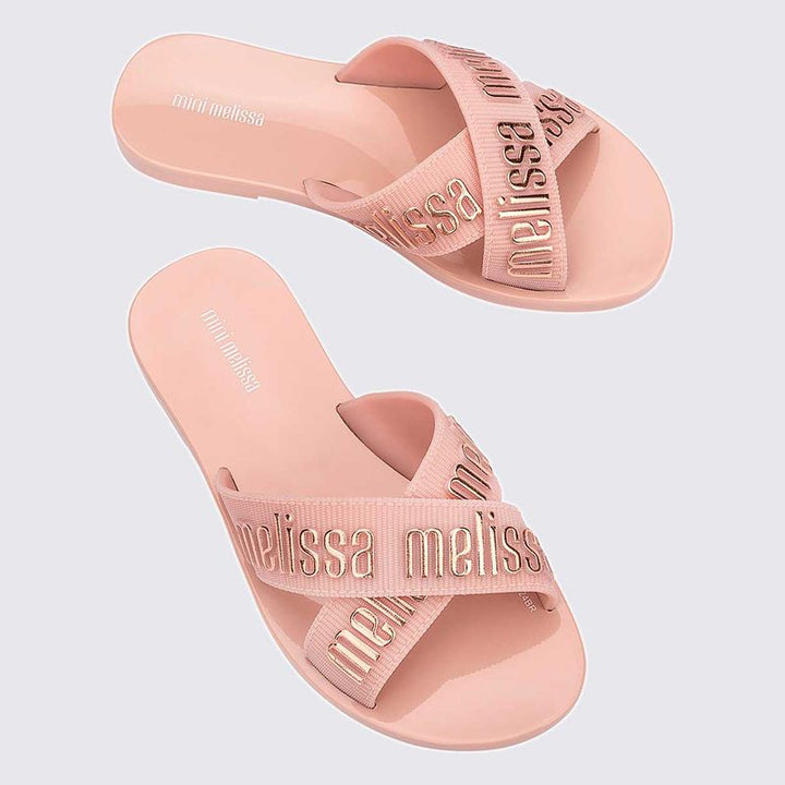 Sandália infantil Mini Melissa Mix com acabamento translúcido e muito brilho, repleta de detalhes em glitter por toda a superfície. Produzida em material Melflex, é leve, macia e confortável. Possui solado plataforma adaptado para crianças e fechamento prático ajustável. Ideal para as pequenas fashionistas que adoram arrasar com muito estilo, diversão e conforto no dia a dia.