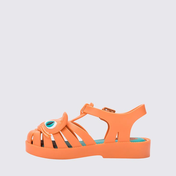 Sandália infantil Mini Melissa Possession Cat Baby nas cores laranja e azul, com aplicação de carinha de gatinho no cabedal. Confeccionada em Melflex, possui tiras vazadas, fecho com fivela e solado confortável. Um calçado divertido e estiloso para o dia a dia das crianças.

Palavra-chave principal: Mini Melissa Possession Cat Baby
Palavras-chave relacionadas: sandália infantil laranja azul, Melflex, sandália de gatinho, fecho com fivela, calçado baby confortável, estilo lúdico.