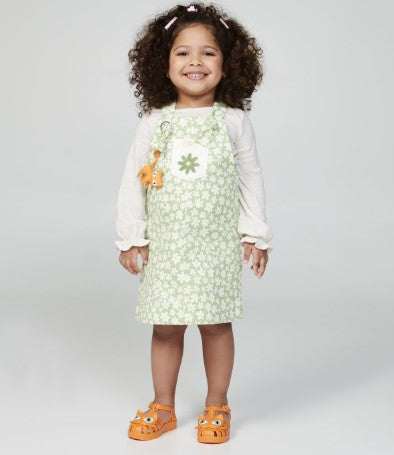 Sandália infantil Mini Melissa Possession Cat Baby nas cores laranja e azul, com aplicação de carinha de gatinho no cabedal. Confeccionada em Melflex, possui tiras vazadas, fecho com fivela e solado confortável. Um calçado divertido e estiloso para o dia a dia das crianças.

Palavra-chave principal: Mini Melissa Possession Cat Baby
Palavras-chave relacionadas: sandália infantil laranja azul, Melflex, sandália de gatinho, fecho com fivela, calçado baby confortável, estilo lúdico.