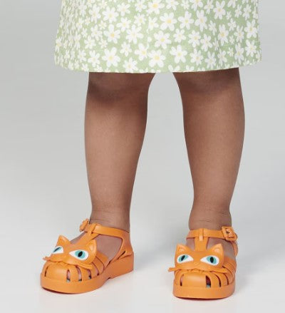 Sandália infantil Mini Melissa Possession Cat Baby nas cores laranja e azul, com aplicação de carinha de gatinho no cabedal. Confeccionada em Melflex, possui tiras vazadas, fecho com fivela e solado confortável. Um calçado divertido e estiloso para o dia a dia das crianças.

Palavra-chave principal: Mini Melissa Possession Cat Baby
Palavras-chave relacionadas: sandália infantil laranja azul, Melflex, sandália de gatinho, fecho com fivela, calçado baby confortável, estilo lúdico.