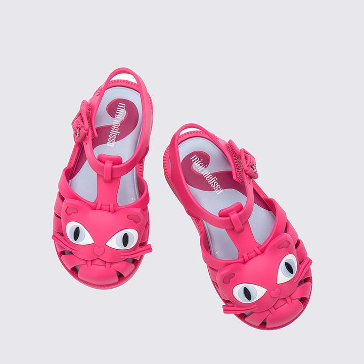 Sandália infantil Mini Melissa Possession Cat Baby na cor rosa com detalhe azul nos olhos do gatinho aplicado no cabedal. Feita em Melflex, com tiras vazadas, fechamento com fivela e solado confortável. Um modelo divertido e fofo para deixar os looks dos pequenos ainda mais encantadores.

Palavra-chave principal: Mini Melissa Possession Cat Baby
Palavras-chave relacionadas: sandália rosa infantil, sandália com gatinho, Melflex, calçado confortável, fecho com fivela, detalhe azul, sandália divertida.