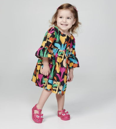 Sandália infantil Mini Melissa Possession Cat Baby na cor rosa com detalhe azul nos olhos do gatinho aplicado no cabedal. Feita em Melflex, com tiras vazadas, fechamento com fivela e solado confortável. Um modelo divertido e fofo para deixar os looks dos pequenos ainda mais encantadores.

Palavra-chave principal: Mini Melissa Possession Cat Baby
Palavras-chave relacionadas: sandália rosa infantil, sandália com gatinho, Melflex, calçado confortável, fecho com fivela, detalhe azul, sandália divertida.