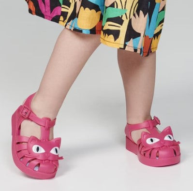 Sandália infantil Mini Melissa Possession Cat Baby na cor rosa com detalhe azul nos olhos do gatinho aplicado no cabedal. Feita em Melflex, com tiras vazadas, fechamento com fivela e solado confortável. Um modelo divertido e fofo para deixar os looks dos pequenos ainda mais encantadores.

Palavra-chave principal: Mini Melissa Possession Cat Baby
Palavras-chave relacionadas: sandália rosa infantil, sandália com gatinho, Melflex, calçado confortável, fecho com fivela, detalhe azul, sandália divertida.