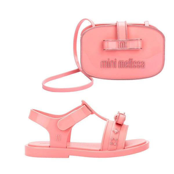 Sandália infantil Mini Melissa Imagine Baby nas cores rosa e lilás, com acabamento estampado fofo e delicado. Feita em material Melflex, macio, leve e confortável, possui fechamento ajustável que oferece segurança para os primeiros passos das pequenas. Acompanha uma linda bolsa de mão combinando, com capacidade de 1 litro, perfeita para carregar itens essenciais com charme e praticidade.