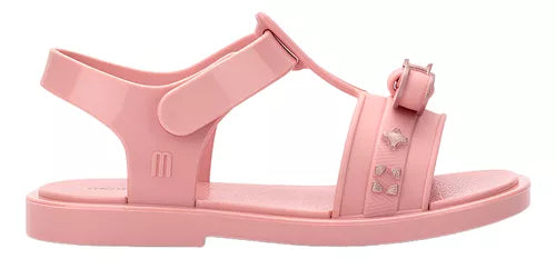 Sandália infantil Mini Melissa Imagine Baby nas cores rosa com acabamento estampado fofo e delicado. Feita em material Melflex, macio, leve e confortável, possui fechamento ajustável que oferece segurança para os primeiros passos das pequenas. Acompanha uma linda bolsa de mão combinando, com capacidade de 5 litros, perfeita para carregar itens essenciais com charme e praticidade.