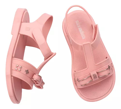Sandália infantil Mini Melissa Imagine Baby nas cores rosa com acabamento estampado fofo e delicado. Feita em material Melflex, macio, leve e confortável, possui fechamento ajustável que oferece segurança para os primeiros passos das pequenas. Acompanha uma linda bolsa de mão combinando, com capacidade de 5 litros, perfeita para carregar itens essenciais com charme e praticidade.