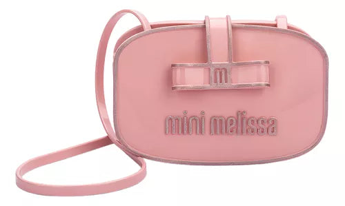 Sandália infantil Mini Melissa Imagine Baby nas cores rosa com acabamento estampado fofo e delicado. Feita em material Melflex, macio, leve e confortável, possui fechamento ajustável que oferece segurança para os primeiros passos das pequenas. Acompanha uma linda bolsa de mão combinando, com capacidade de 5 litros, perfeita para carregar itens essenciais com charme e praticidade.