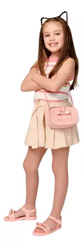 Sandália infantil Mini Melissa Imagine Baby nas cores rosa com acabamento estampado fofo e delicado. Feita em material Melflex, macio, leve e confortável, possui fechamento ajustável que oferece segurança para os primeiros passos das pequenas. Acompanha uma linda bolsa de mão combinando, com capacidade de 5 litros, perfeita para carregar itens essenciais com charme e praticidade.