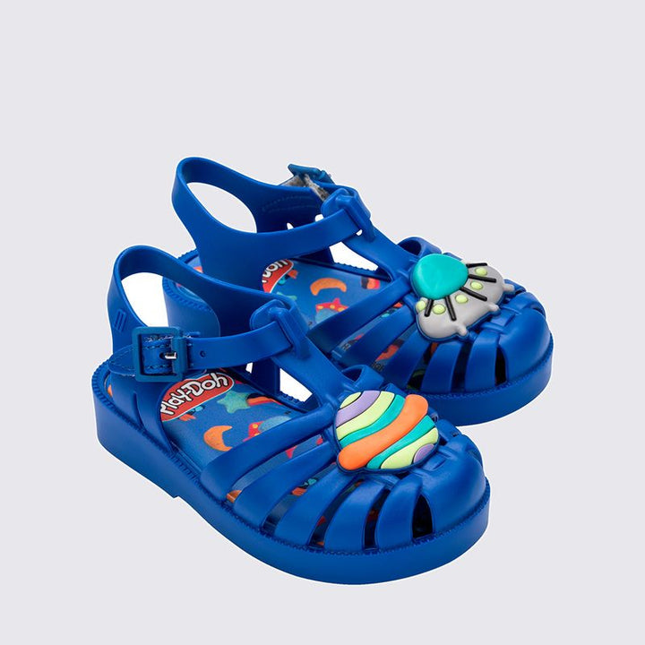 Sandália Mini Melissa Possession + Play-Doh Baby na cor azul fosco, com tiras estilo fisherman e detalhe lúdico no cabedal – calçado divertido, confortável e seguro para bebês.

Palavra-chave principal:
Mini Melissa Possession Play-Doh Baby

Palavras-chave relacionadas:
Melissa 35987, sandália azul bebê, Melissa Play-Doh, sandália infantil divertida, calçado confortável baby, Melissa fisherman, Mini Melissa azul, sandália segura infantil, Melissa com detalhe lúdico, Melissa primeiros passos