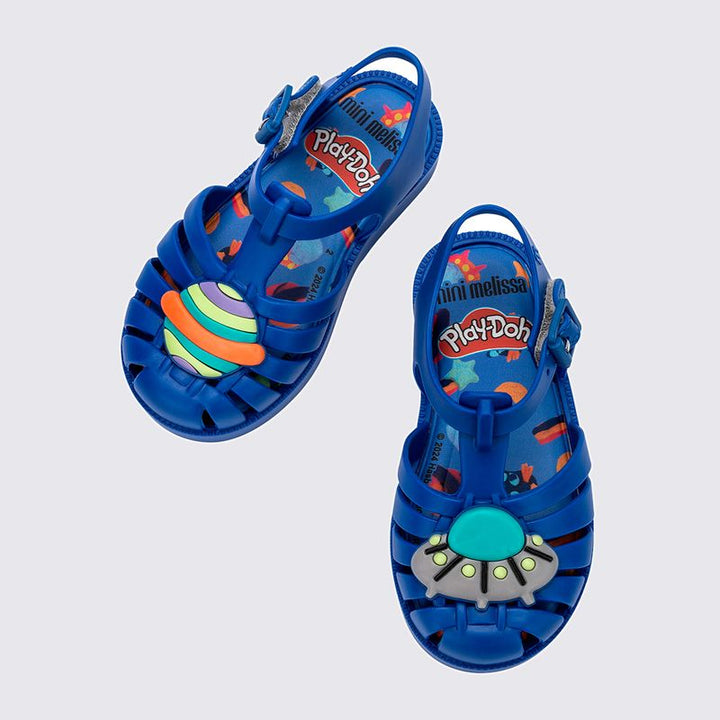 Sandália Mini Melissa Possession + Play-Doh Baby na cor azul fosco, com tiras estilo fisherman e detalhe lúdico no cabedal – calçado divertido, confortável e seguro para bebês.

Palavra-chave principal:
Mini Melissa Possession Play-Doh Baby

Palavras-chave relacionadas:
Melissa 35987, sandália azul bebê, Melissa Play-Doh, sandália infantil divertida, calçado confortável baby, Melissa fisherman, Mini Melissa azul, sandália segura infantil, Melissa com detalhe lúdico, Melissa primeiros passos