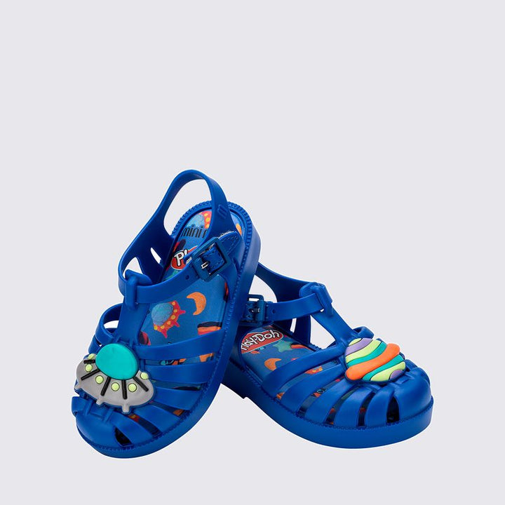 Sandália Mini Melissa Possession + Play-Doh Baby na cor azul fosco, com tiras estilo fisherman e detalhe lúdico no cabedal – calçado divertido, confortável e seguro para bebês.

Palavra-chave principal:
Mini Melissa Possession Play-Doh Baby

Palavras-chave relacionadas:
Melissa 35987, sandália azul bebê, Melissa Play-Doh, sandália infantil divertida, calçado confortável baby, Melissa fisherman, Mini Melissa azul, sandália segura infantil, Melissa com detalhe lúdico, Melissa primeiros passos