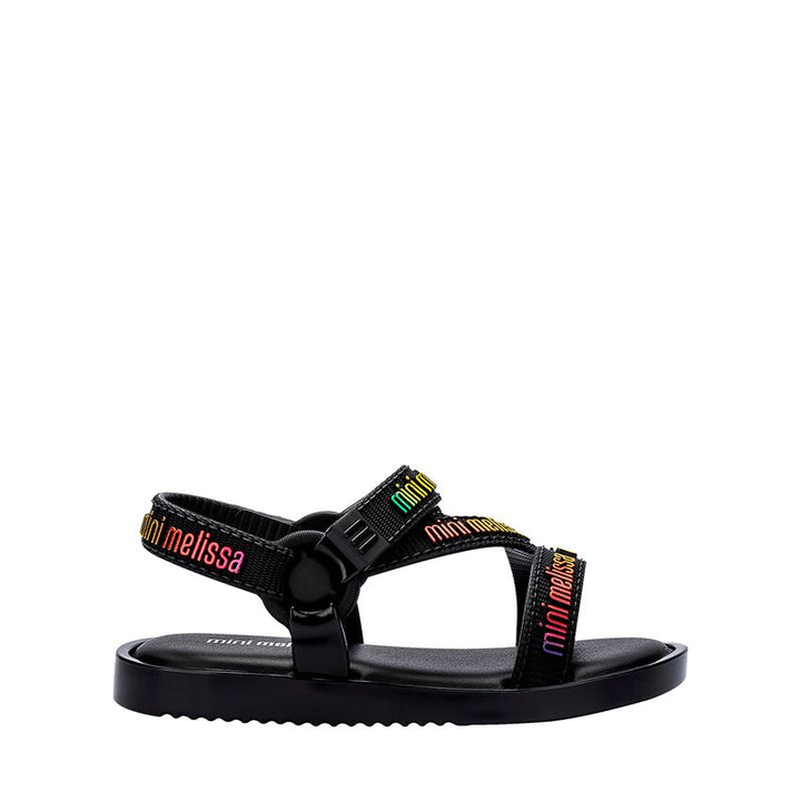Sandália infantil Mini Melissa Stripes M.Lover Baby na cor preta, com tiras cruzadas, solado reto e fecho em velcro. Produzida em Melflex, é leve, confortável e segura, ideal para os primeiros passos com estilo e praticidade