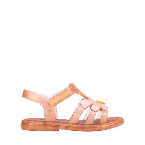 Sandália feminina Mini Melissa Kick Off com acabamento brilhante e efeito translúcido. Possui solado plataforma robusto com textura tratorada, tiras largas cruzadas na parte frontal e fechamento ajustável em velcro. O visual moderno e divertido combina facilmente com looks casuais e cheios de personalidade.