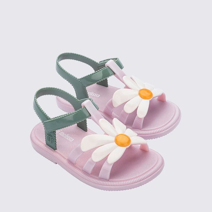 Sandália feminina mini Melissa Kick Off com acabamento fosco e visual moderno. Possui solado plataforma robusto e tratorado, tiras largas cruzadas sobre o pé e fechamento ajustável por velcro. Modelo estiloso, confortável e fácil de combinar em looks urbanos e descontraídos.