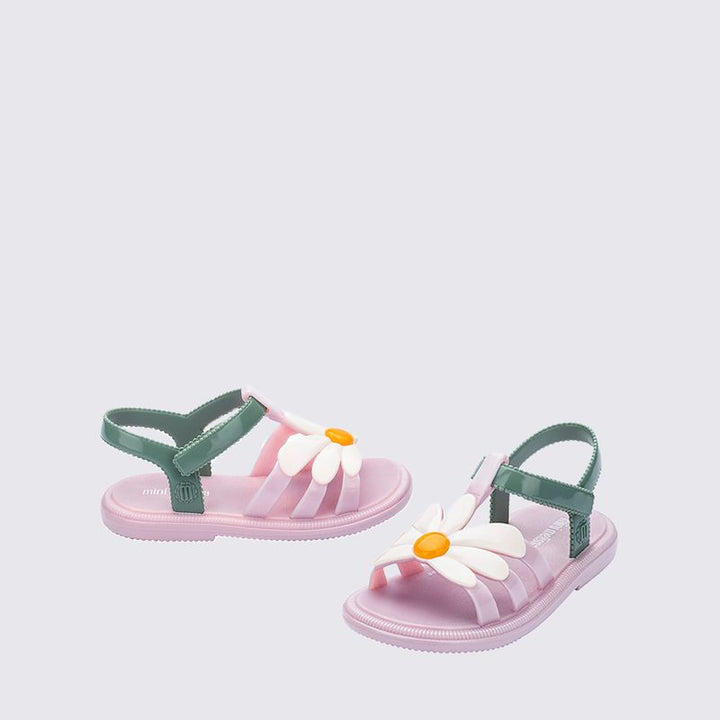 Sandália feminina mini Melissa Kick Off com acabamento fosco e visual moderno. Possui solado plataforma robusto e tratorado, tiras largas cruzadas sobre o pé e fechamento ajustável por velcro. Modelo estiloso, confortável e fácil de combinar em looks urbanos e descontraídos.