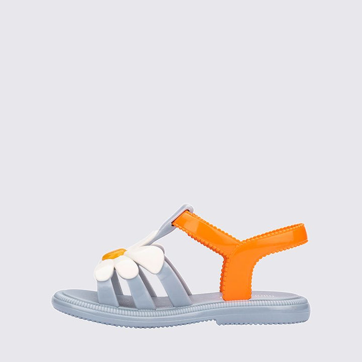 Sandália feminina Miini Melissa Kick Off com acabamento delicado. Possui tiras largas cruzadas na parte frontal, solado plataforma robusto e fechamento ajustável em velcro. Design moderno e confortável, ideal para montar looks estilosos e cheios de atitude.