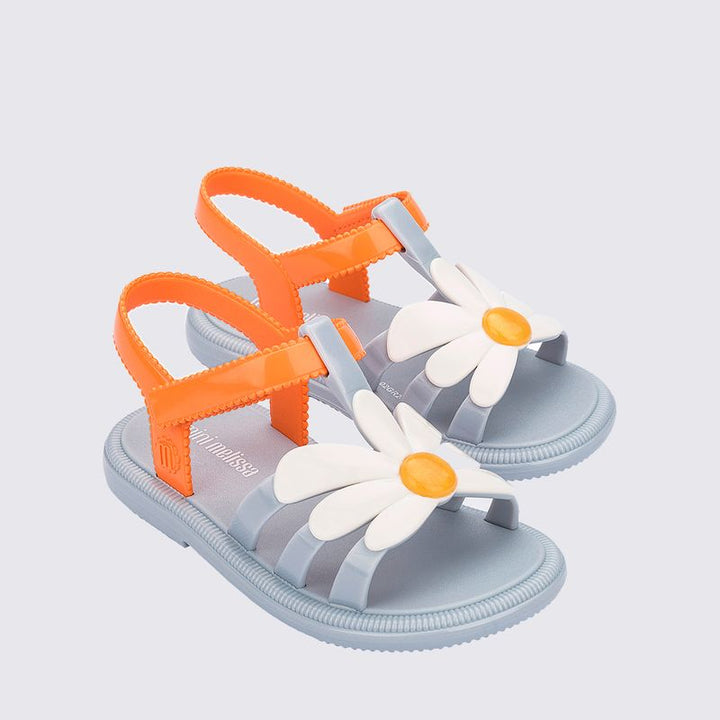 Par de Sandálias feminina Miini Melissa Kick Off com acabamento delicado. Possui tiras largas cruzadas na parte frontal, solado plataforma robusto e fechamento ajustável em velcro. Design moderno e confortável, ideal para montar looks estilosos e cheios de atitude.