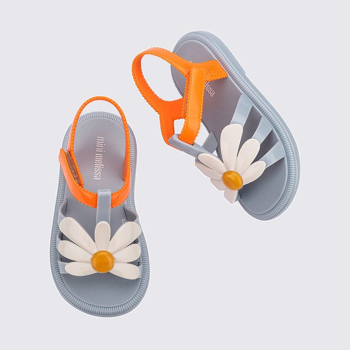 Par de Sandálias feminina Miini Melissa Kick Off com acabamento delicado. Possui tiras largas cruzadas na parte frontal, solado plataforma robusto e fechamento ajustável em velcro. Design moderno e confortável, ideal para montar looks estilosos e cheios de atitude.