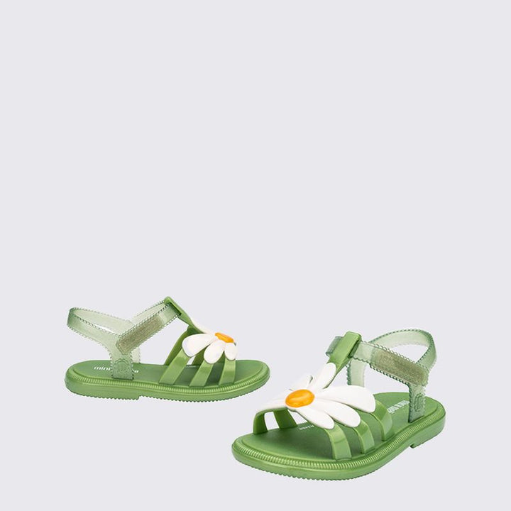 Par de sandálias femininas Mini Melissa Kick Off na cor preta, com design moderno e confortável, solado plataforma robusto, tiras largas com acabamento fosco e fechamento ajustável em velcro. Ideal para looks descontraídos e casuais.