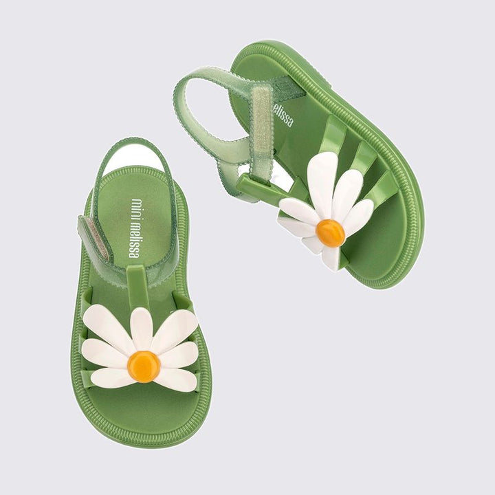 Par de sandálias femininas Mini Melissa Kick Off na cor preta, com design moderno e confortável, solado plataforma robusto, tiras largas com acabamento fosco e fechamento ajustável em velcro. Ideal para looks descontraídos e casuais.
