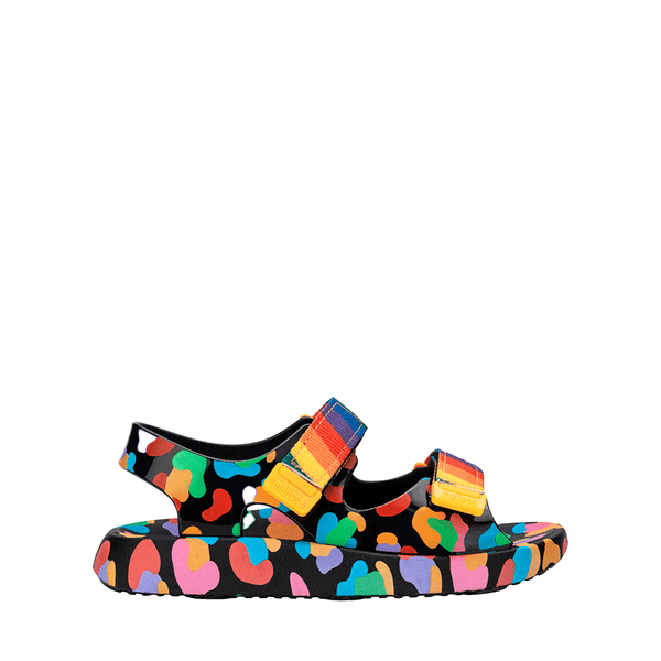 Sandália feminina infantil Melissa Kick Off com acabamento brilhante e translúcido. Solado plataforma robusto com design tratorado, tiras largas e confortáveis cruzadas na parte frontal e fechamento ajustável em velcro. Modelo estiloso que traz um toque moderno e descolado aos looks casuais.