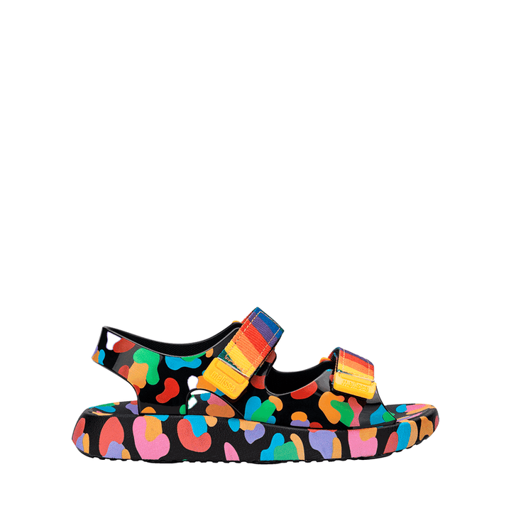 Sandália feminina infantil Melissa Kick Off com acabamento brilhante e translúcido. Solado plataforma robusto com design tratorado, tiras largas e confortáveis cruzadas na parte frontal e fechamento ajustável em velcro. Modelo estiloso que traz um toque moderno e descolado aos looks casuais.