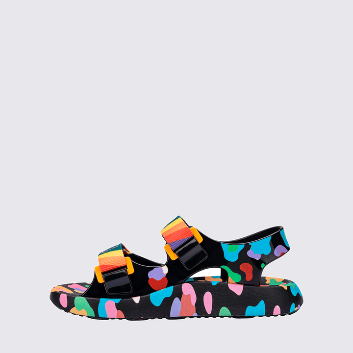Sandália feminina infantil Melissa Kick Off com acabamento brilhante e translúcido. Solado plataforma robusto com design tratorado, tiras largas e confortáveis cruzadas na parte frontal e fechamento ajustável em velcro. Modelo estiloso que traz um toque moderno e descolado aos looks casuais.