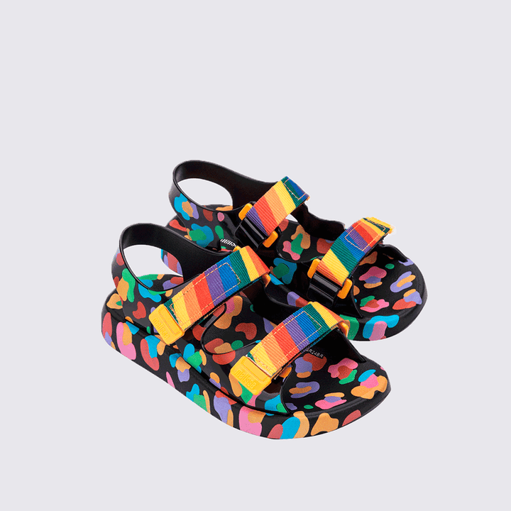 Sandália feminina infantil Melissa Kick Off com acabamento brilhante e translúcido. Solado plataforma robusto com design tratorado, tiras largas e confortáveis cruzadas na parte frontal e fechamento ajustável em velcro. Modelo estiloso que traz um toque moderno e descolado aos looks casuais.