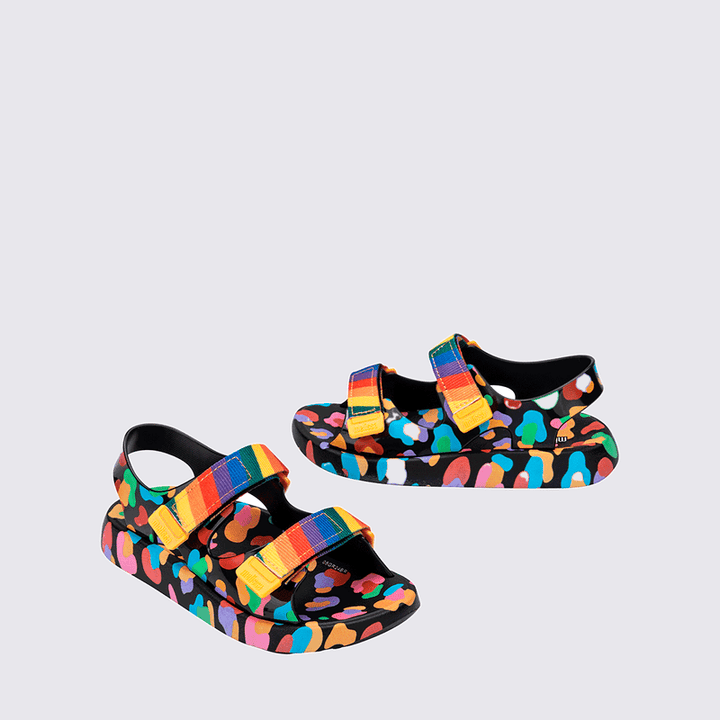 Sandália feminina infantil Melissa Kick Off com acabamento brilhante e translúcido. Solado plataforma robusto com design tratorado, tiras largas e confortáveis cruzadas na parte frontal e fechamento ajustável em velcro. Modelo estiloso que traz um toque moderno e descolado aos looks casuais.