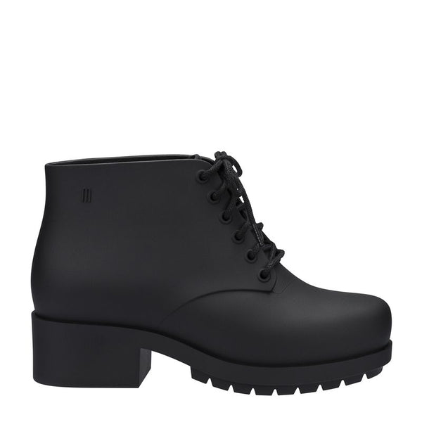 Tênis infantil Melissa Stellar na cor preta com acabamento opaco. Modelo robusto com design moderno, produzido em Melflex, leve e confortável. Ideal para looks urbanos e estilosos das crianças no dia a dia.