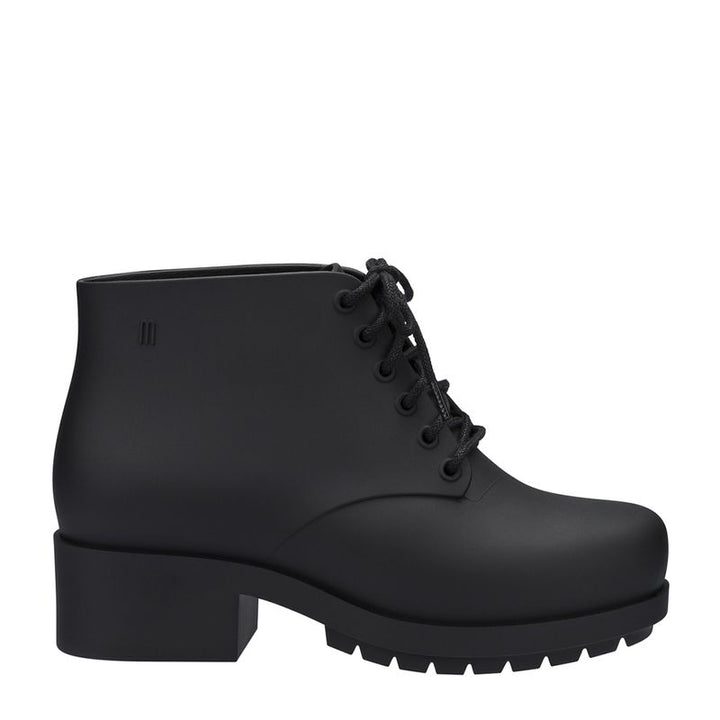 Tênis infantil Melissa Stellar na cor preta com acabamento opaco. Modelo robusto com design moderno, produzido em Melflex, leve e confortável. Ideal para looks urbanos e estilosos das crianças no dia a dia.