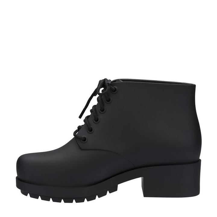 Tênis infantil Melissa Stellar na cor preta com acabamento opaco. Modelo robusto com design moderno, produzido em Melflex, leve e confortável. Ideal para looks urbanos e estilosos das crianças no dia a dia.