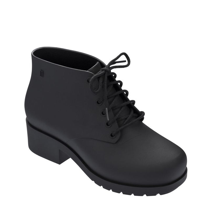 Tênis infantil Melissa Stellar na cor preta com acabamento opaco. Modelo robusto com design moderno, produzido em Melflex, leve e confortável. Ideal para looks urbanos e estilosos das crianças no dia a dia.