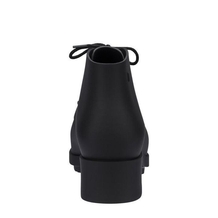 Tênis infantil Melissa Stellar na cor preta com acabamento opaco. Modelo robusto com design moderno, produzido em Melflex, leve e confortável. Ideal para looks urbanos e estilosos das crianças no dia a dia.