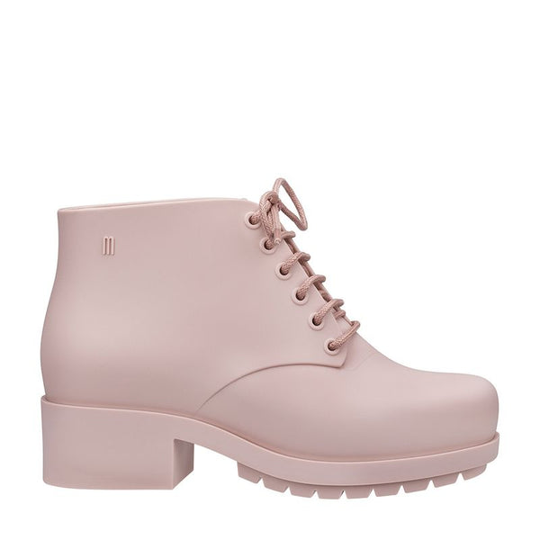 Tênis infantil Melissa Stellar na cor rosa camêo, com acabamento fosco e design moderno. Produzido em Melflex, é leve, confortável e ideal para o dia a dia das crianças, unindo estilo, praticidade e resistência