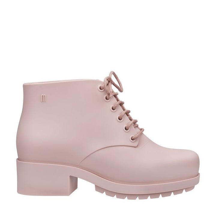 Tênis infantil Melissa Stellar na cor rosa camêo, com acabamento fosco e design moderno. Produzido em Melflex, é leve, confortável e ideal para o dia a dia das crianças, unindo estilo, praticidade e resistência