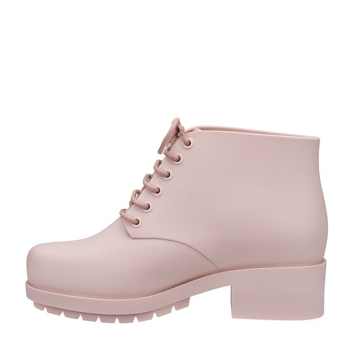 Tênis infantil Melissa Stellar na cor rosa camêo, com acabamento fosco e design moderno. Produzido em Melflex, é leve, confortável e ideal para o dia a dia das crianças, unindo estilo, praticidade e resistência
