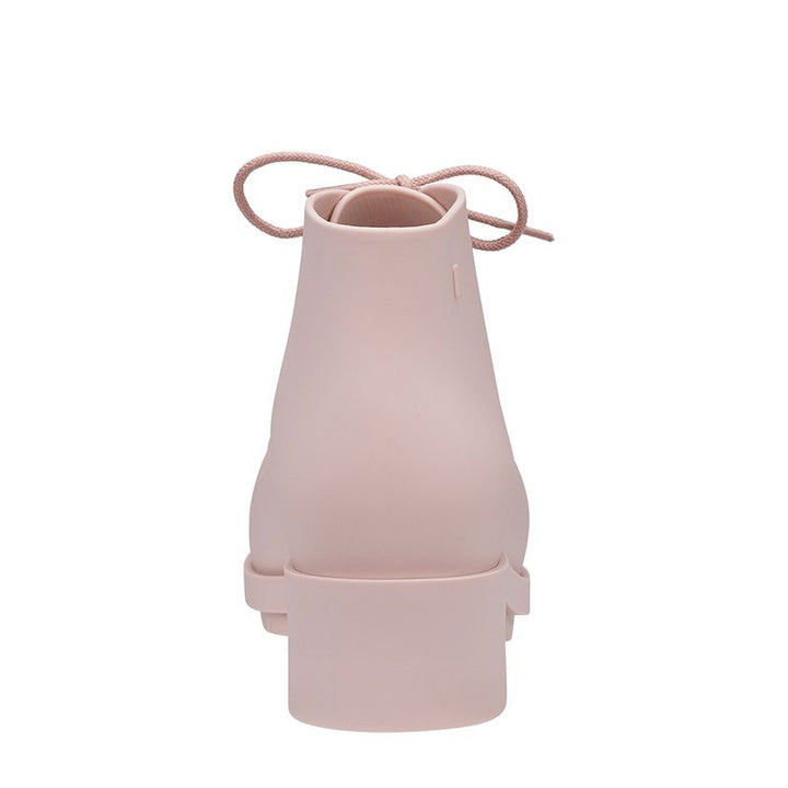 Tênis infantil Melissa Stellar na cor rosa camêo, com acabamento fosco e design moderno. Produzido em Melflex, é leve, confortável e ideal para o dia a dia das crianças, unindo estilo, praticidade e resistência