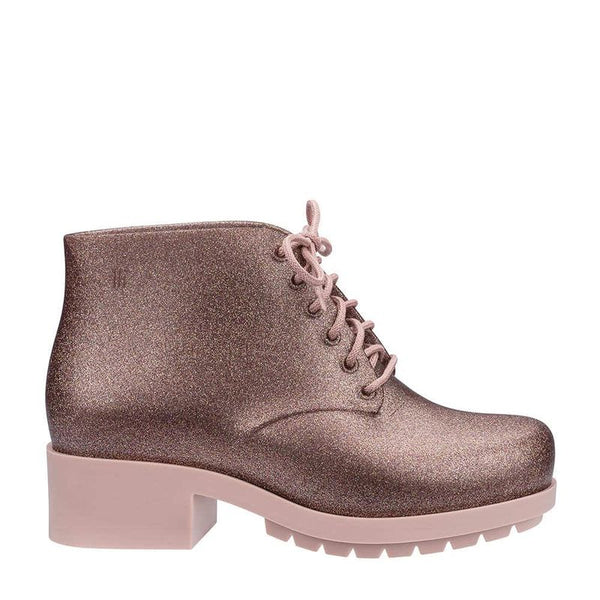 Tênis infantil Melissa Mel Stellar na cor rosa glitter, com acabamento brilhante e visual moderno. Produzido em Melflex, é leve, confortável e resistente, ideal para o dia a dia das crianças com muito estilo e brilho.