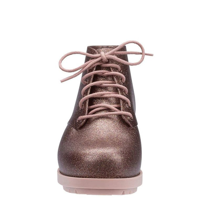 Tênis infantil Melissa Mel Stellar na cor rosa glitter, com acabamento brilhante e visual moderno. Produzido em Melflex, é leve, confortável e resistente, ideal para o dia a dia das crianças com muito estilo e brilho.