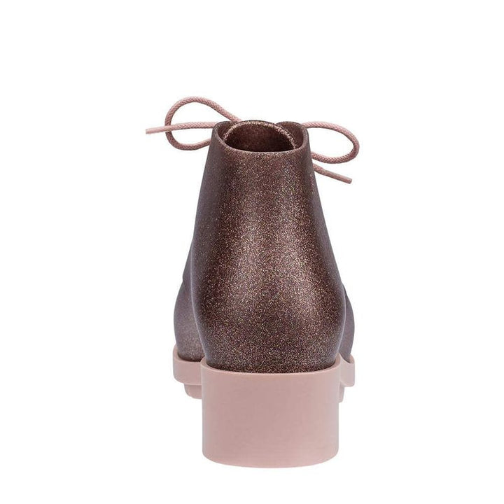 Tênis infantil Melissa Mel Stellar na cor rosa glitter, com acabamento brilhante e visual moderno. Produzido em Melflex, é leve, confortável e resistente, ideal para o dia a dia das crianças com muito estilo e brilho.
